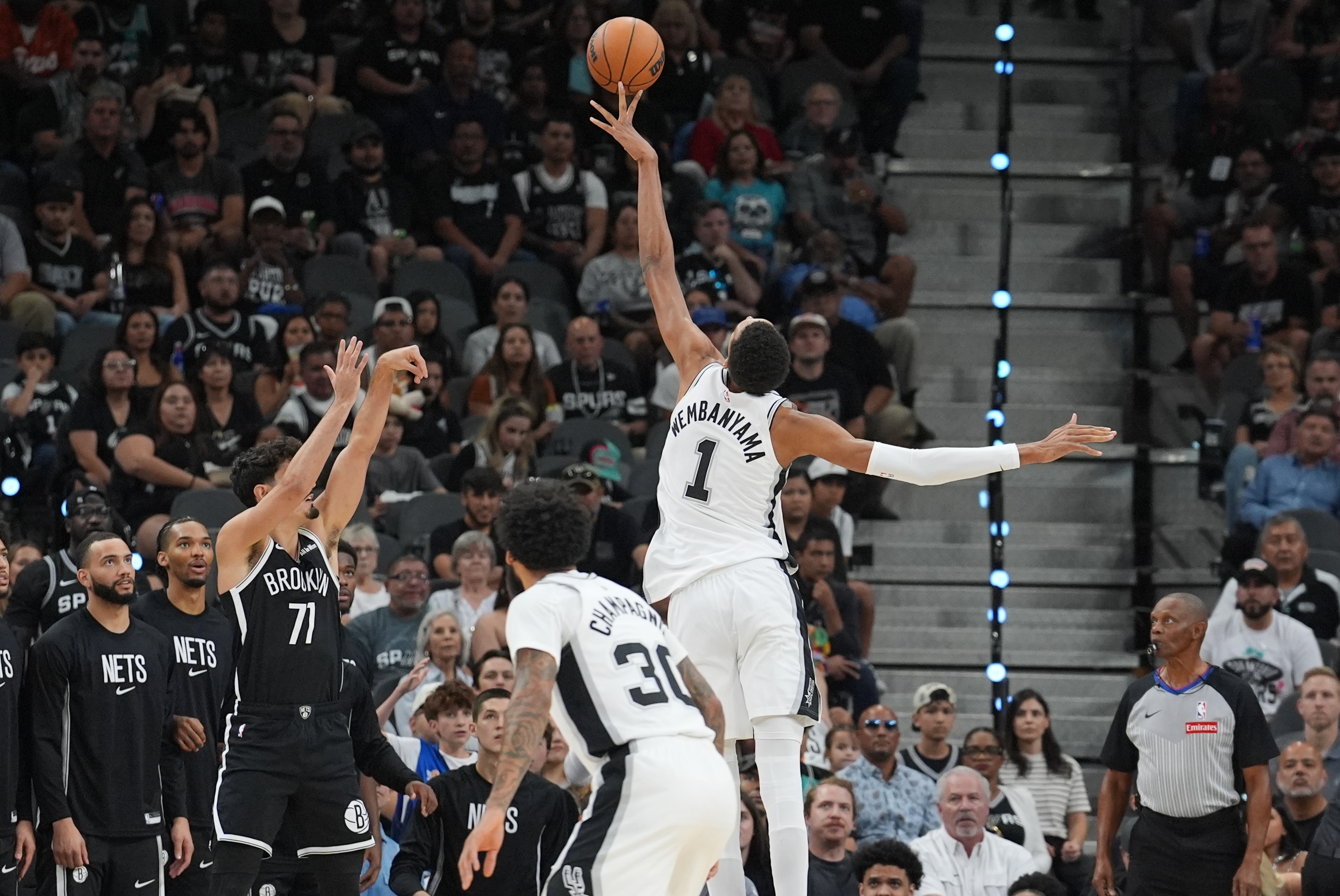 世界杯手机直播app下载-本赛季至今马刺球员正负值榜：尚帕尼+257第1 文班第2 瓦塞尔第3