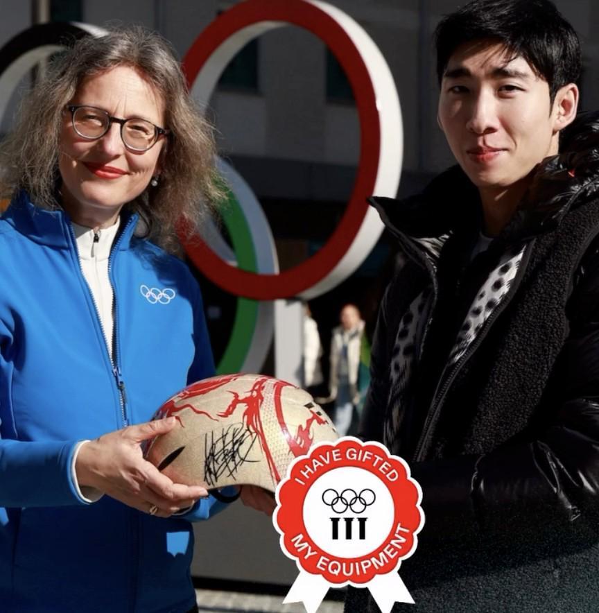 世界杯直播下载-附有亲笔签名,林孝埈将米兰冬奥熊猫头盔捐赠奥林匹克博物馆
