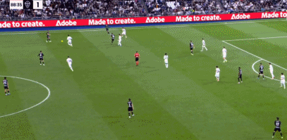 世界杯官方正版-吕迪格庆祝居莱尔进球时拍打皮塔奇头部,导致小将身体一晃